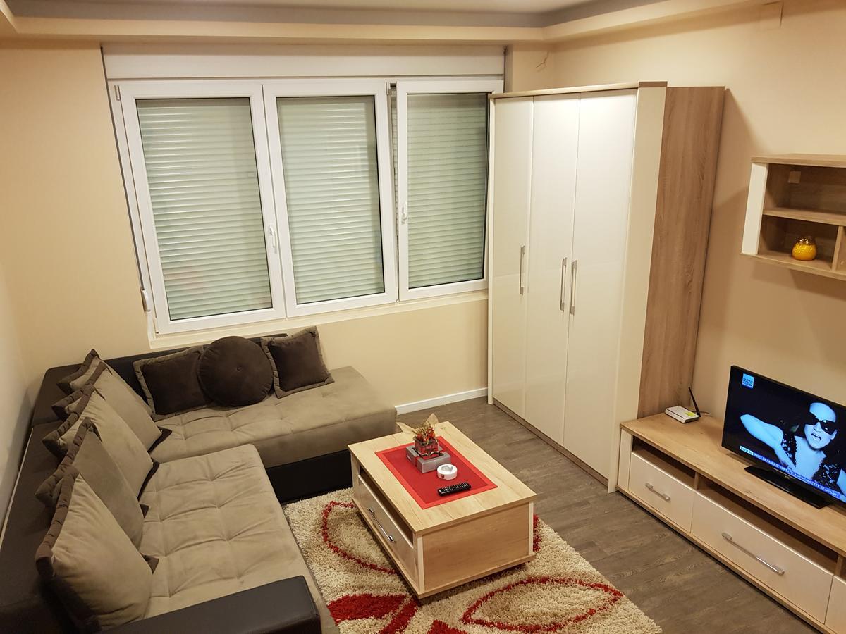 Ceca Apartman Ni Exterior foto