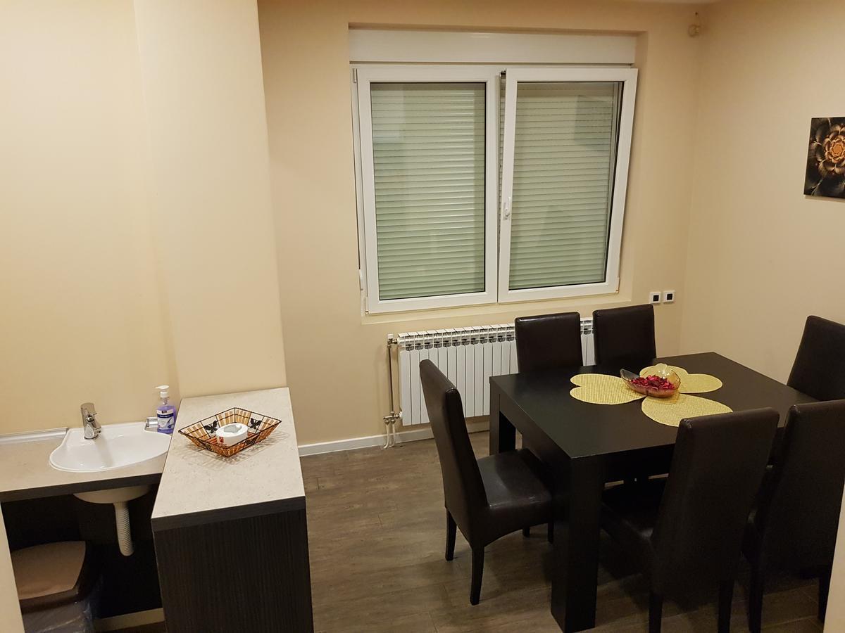 Ceca Apartman Ni Exterior foto