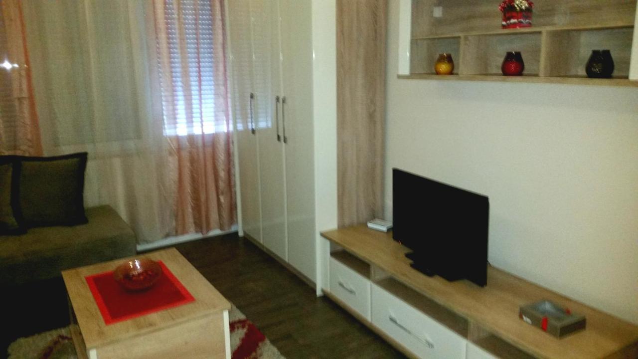 Ceca Apartman Ni Exterior foto