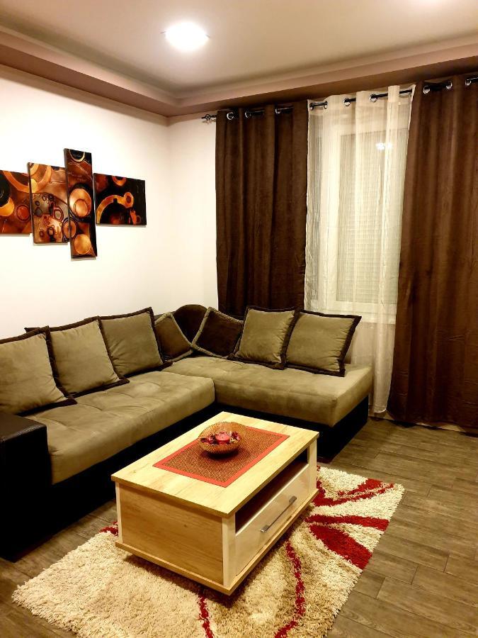 Ceca Apartman Ni Exterior foto